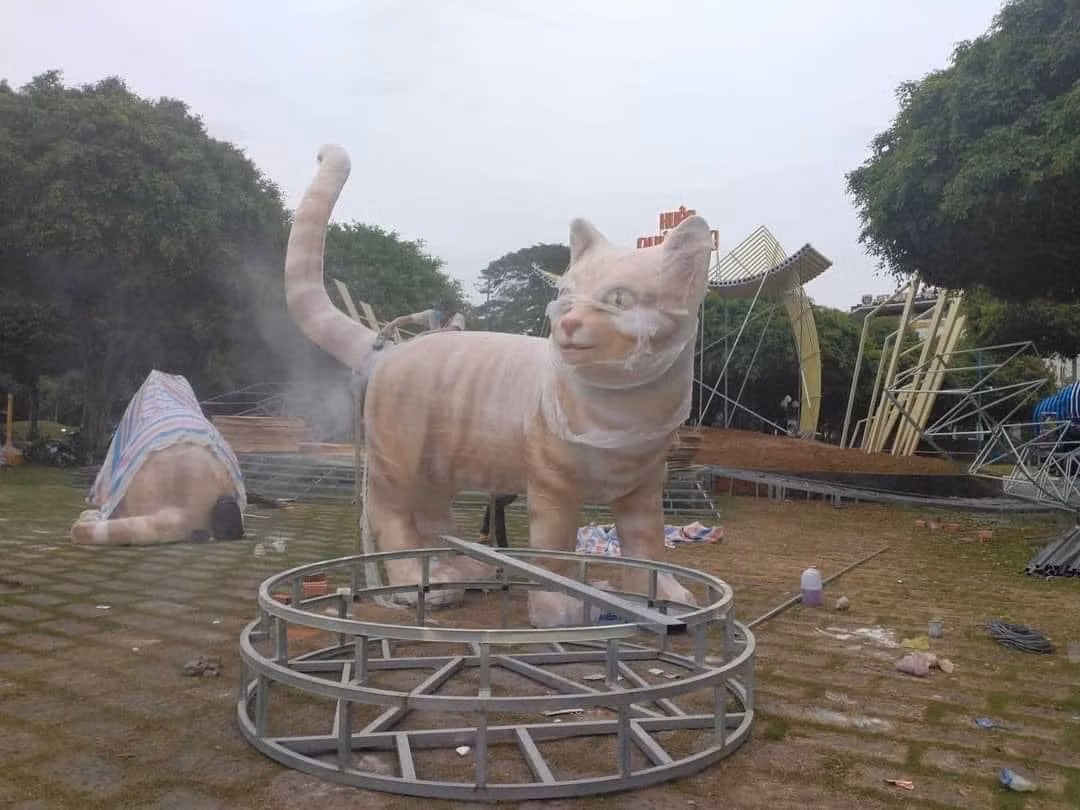 Chú hổ đang “thay da đổi thịt” để hóa mèo mừng năm mới.
