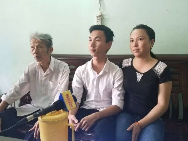 Quốc Thạch (giữa) chính là một trong những thí sinh có điểm số môn Ngữ Văn cao nhất trong kỳ thi năm 2018. Ảnh: Báo Nhân Dân.