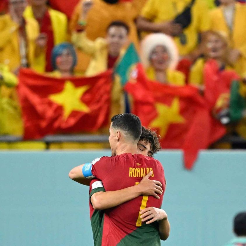 Không chỉ ghi lại khoảnh khắc &quot;huyền thoại&quot; của Cristiano Ronaldo và Joao Felix, bức ảnh còn ghi lại hình ảnh của lá cờ Việt Nam. Ảnh: REUTERS