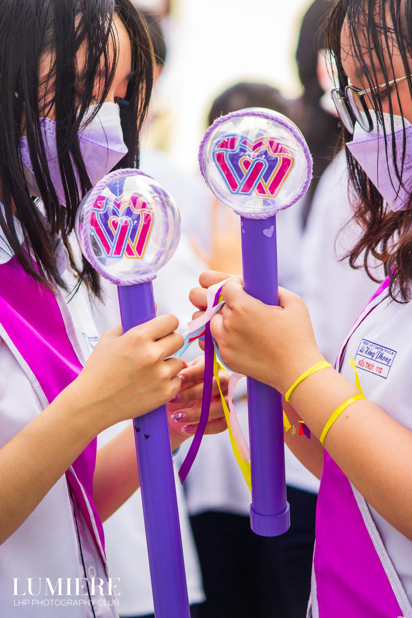 Những ruy băng đủ màu như thay lời muốn nói của teen. Những ruy băng đủ màu như thay lời muốn nói của teen.