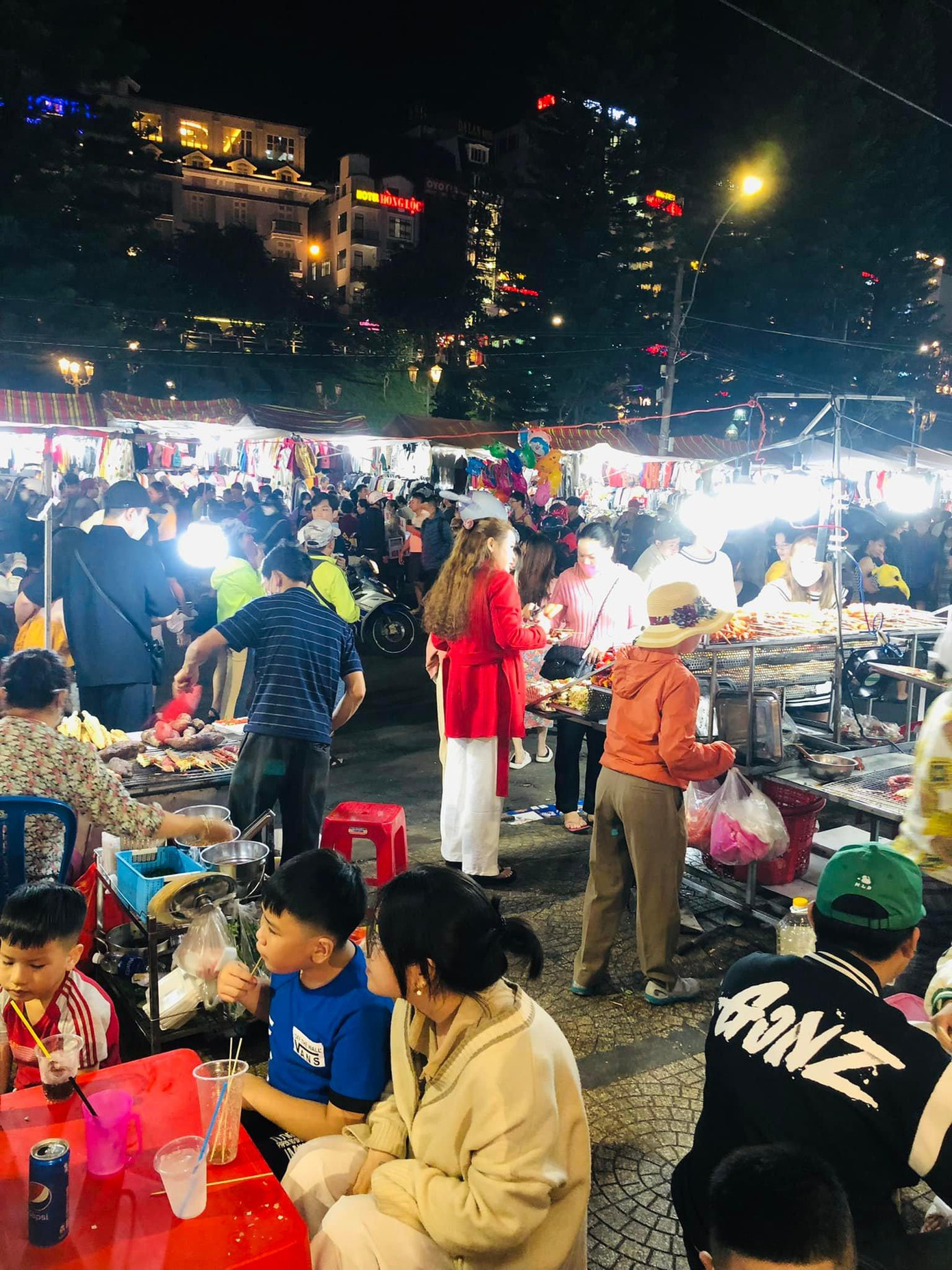 Trước lượng khách du lịch đông đảo, UBND TP. Đà Lạt đã đề xuất mở rộng chợ đêm và phố đi bộ. Ảnh: Tường Vy.