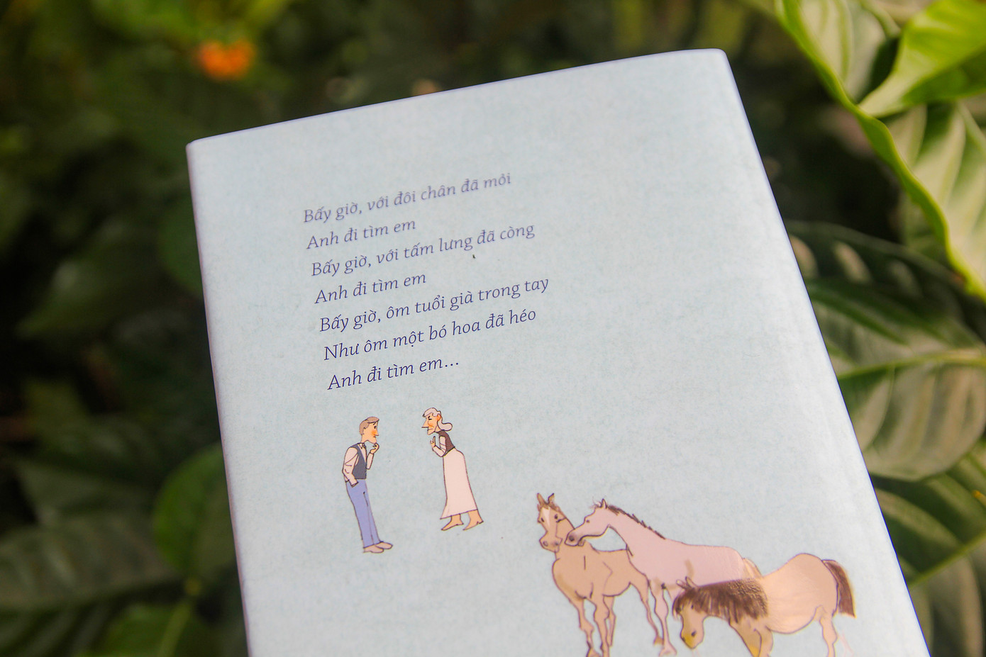 Bìa sách đã được nhiều Gen Z đăng tải lên các hội nhóm review sách. Bìa sách đã được nhiều Gen Z đăng tải lên các hội nhóm review sách.