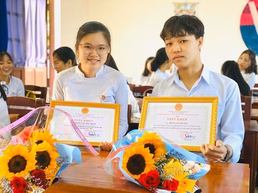 Không chỉ sở hữu điểm 10 môn Ngữ Văn, Văn Quang còn sở hữu vô số thành tích lớn nhỏ khác trong môn Ngữ Văn. Ảnh: FBNV.