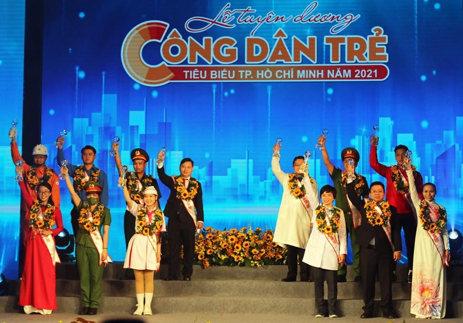 Văn Tài (áo xanh, hàng trên từ trái qua) trong lễ vinh danh "Công dân trẻ tiêu biểu TP.HCM" năm 2021. Văn Tài (áo xanh, hàng trên từ trái qua) trong lễ vinh danh "Công dân trẻ tiêu biểu TP.HCM" năm 2021.