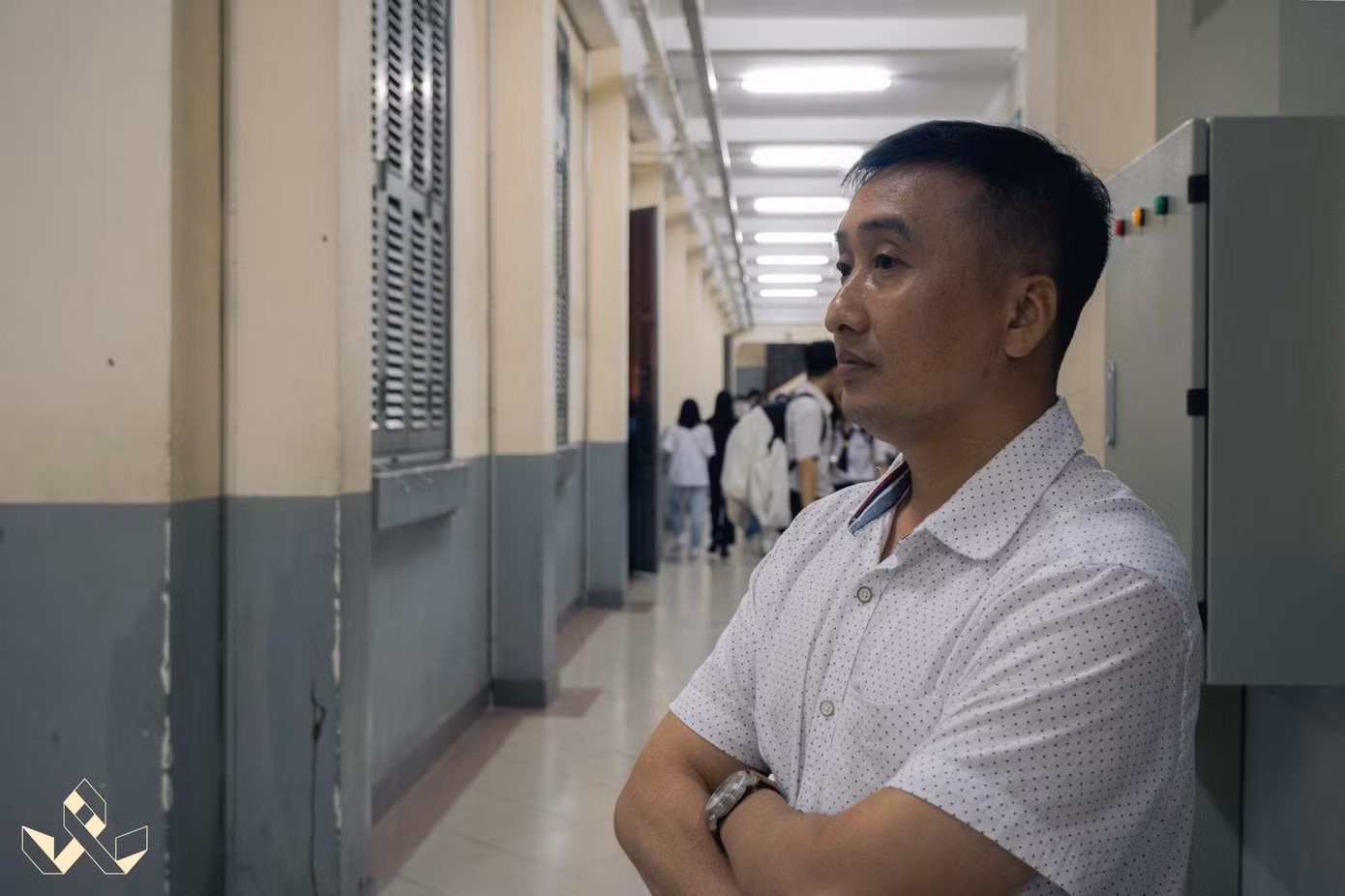 “Lần đợi mưa này đặc biệt hơn nhiều những lần khác, tại sau 12 năm thì đây là lần cuối chú được đợi con tan trường về rồi…” chú Hoàng Tùng - phụ huynh bạn Thanh Trúc chia sẻ.