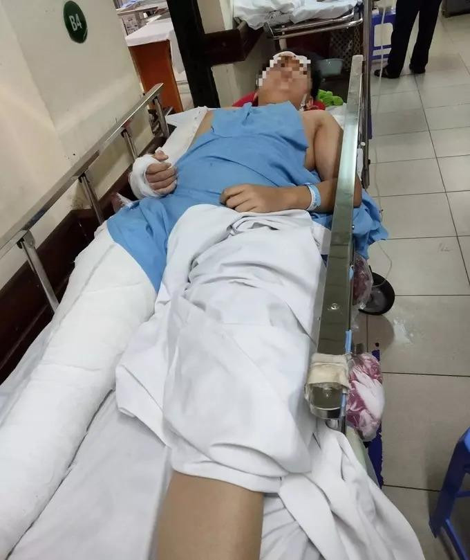 Hiện H.X.Q vẫn đang được điều trị tại bệnh viện do bị chấn thương nặng. Hiện H.X.Q vẫn đang được điều trị tại bệnh viện do bị chấn thương nặng.