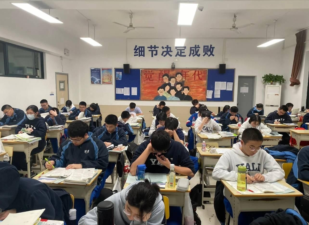 Kỳ thi đại học ở Trung Quốc vốn đã nổi tiếng vì sự khốc liệt với các sĩ tử. Ảnh: Weibo. Kỳ thi đại học ở Trung Quốc vốn đã nổi tiếng vì sự khốc liệt với các sĩ tử. Ảnh: Weibo.