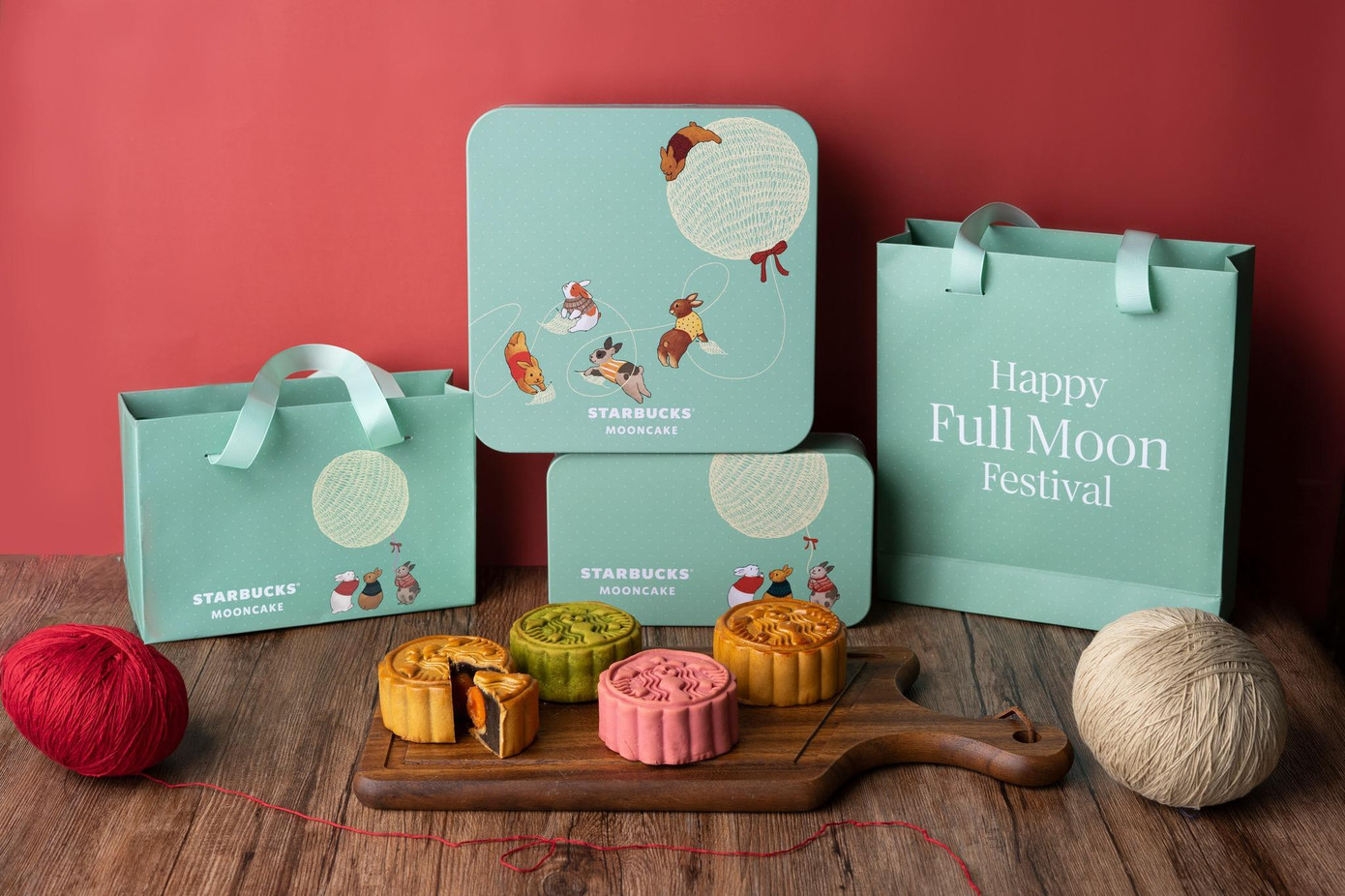 Hộp đựng kim loại cũng được nhiều hãng bánh sử dụng. Ảnh: Starbucks Việt Nam