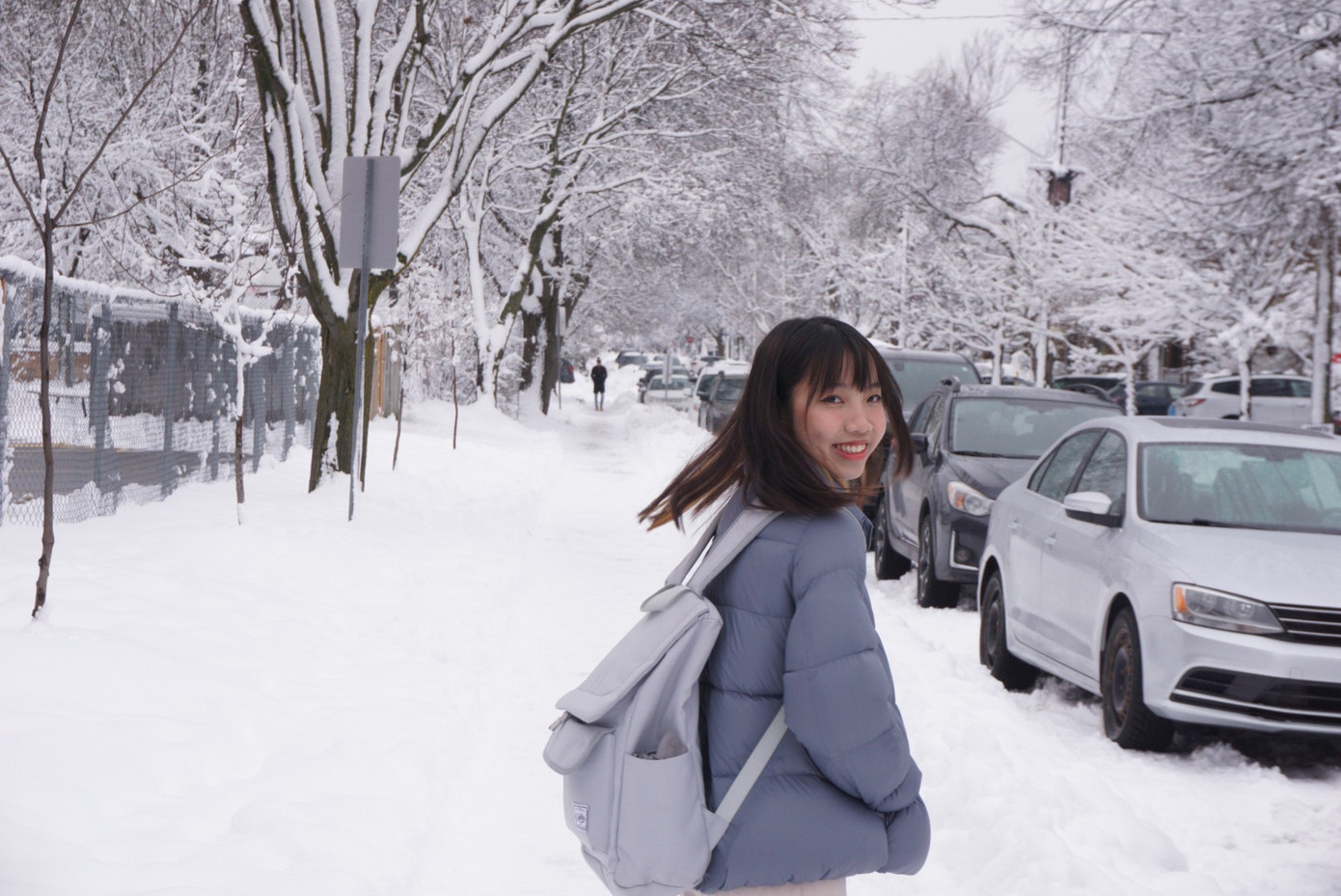 Phương Khanh dạo chơi giữa trời tuyết rơi dày đặc. Ảnh: NVCC