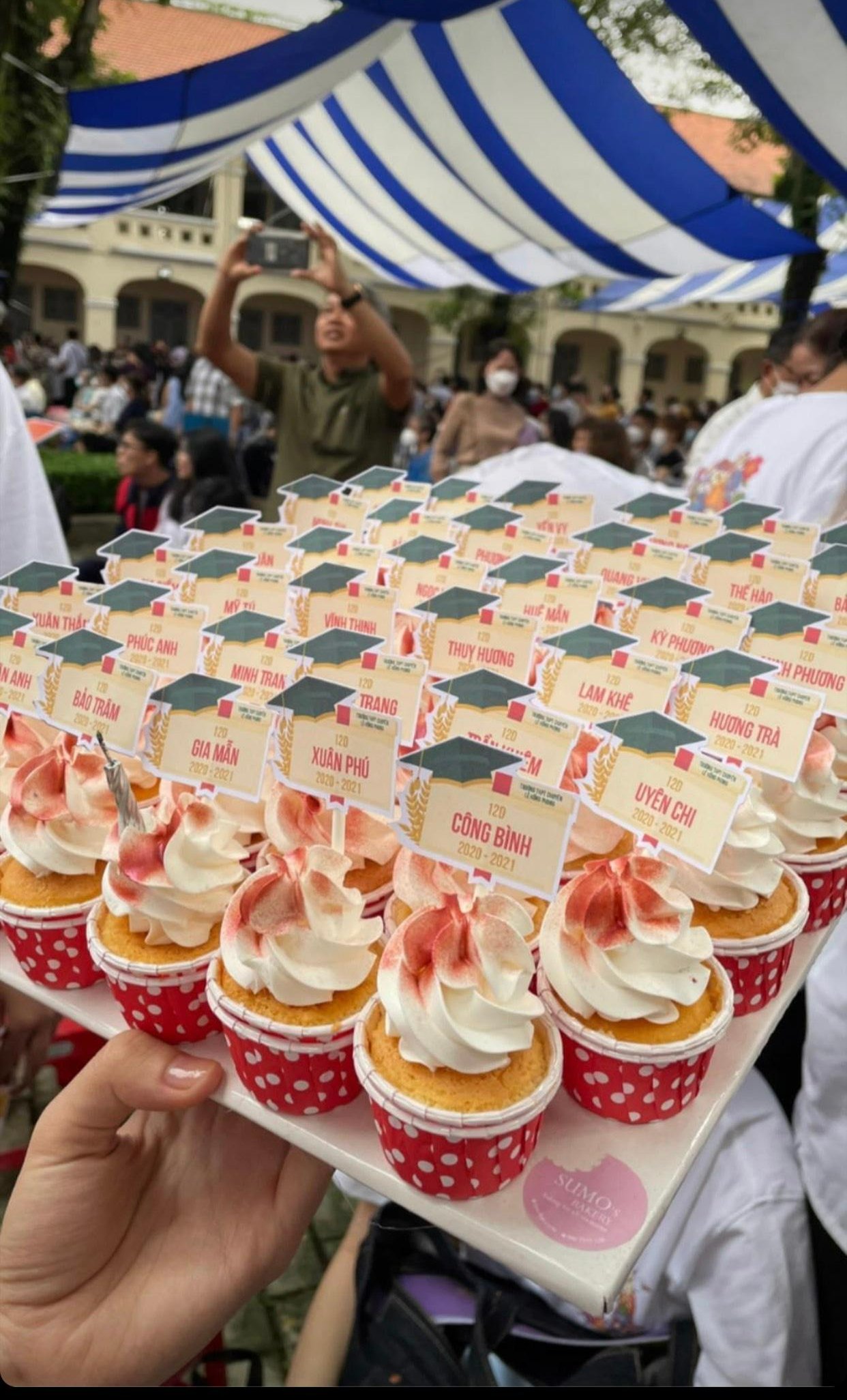 Khi tham gia buổi lễ tri ân vào ngày 28/5, cả khối 12 niên khóa 19-22 và 18-21 đều được tặng một chiếc bánh đáng yêu có tên mình. Khi tham gia buổi lễ tri ân vào ngày 28/5, cả khối 12 niên khóa 19-22 và 18-21 đều được tặng một chiếc bánh đáng yêu có tên mình.