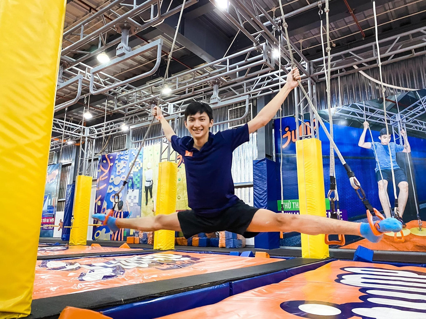 Đăng Quang luôn cố gắng tập luyện để mang vinh quang về cho đất nước. Đăng Quang luôn cố gắng tập luyện để mang vinh quang về cho đất nước.