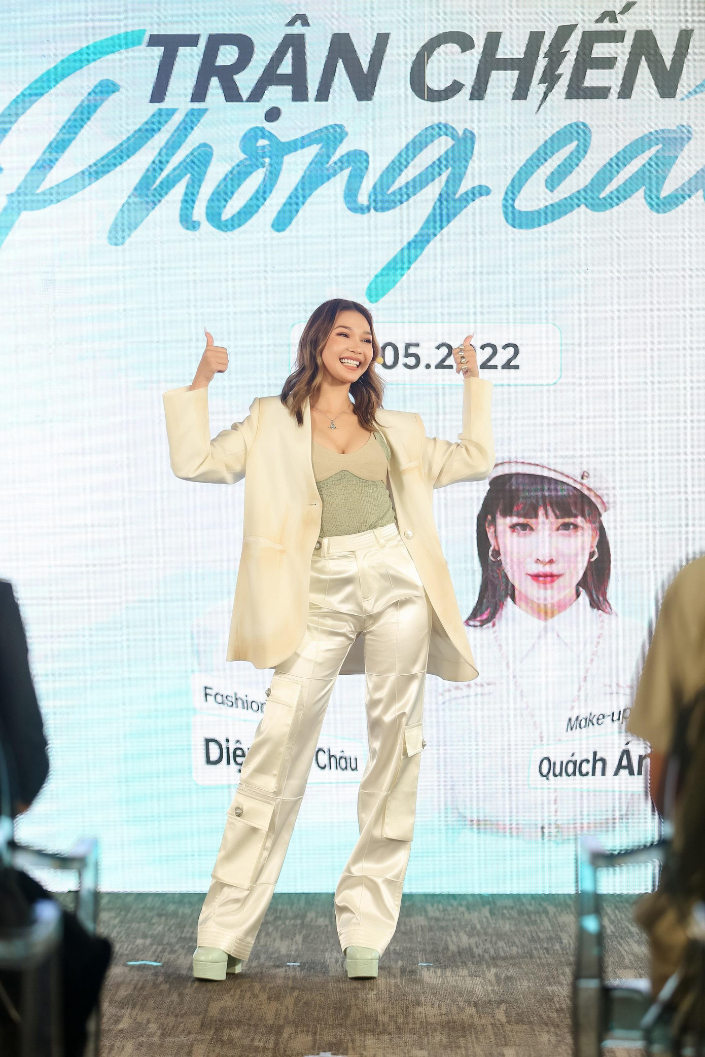 Đừng quên tương tác với "phó nháy" để điều chỉnh hình thể, gương mặt bạn cho phù hợp với mục đích bức ảnh nha!