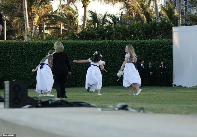 Khoảnh khắc dàn phù dâu nhí vui đùa sau khi nghi lễ diễn ra. Ảnh: BackGrid