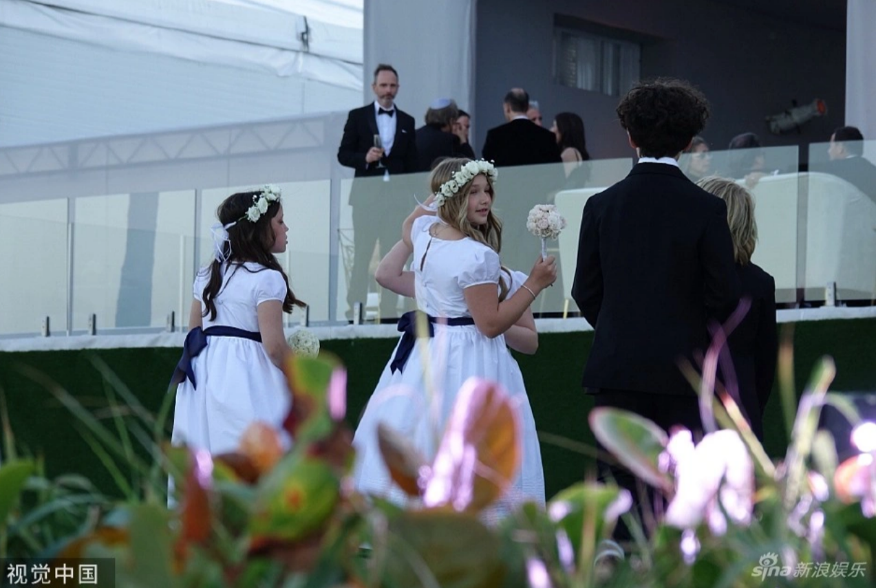 Cô bé cùng nhiều họ hàng khác đảm nhận vai trò phù dâu trong hôn lễ anh trai. Ảnh: Sina