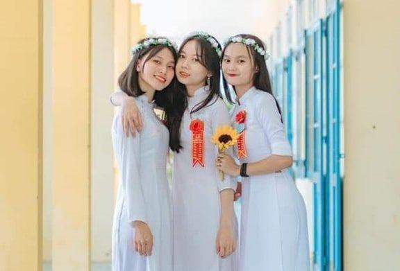 Bảo Trâm (ngoài cùng bên trái)