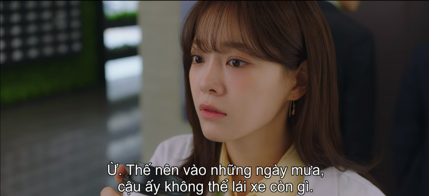 Ha Ri đã vô tình lắng nghe được lý do Kang Tae Moo không thể lái xe vào trời mưa. Ha Ri đã vô tình lắng nghe được lý do Kang Tae Moo không thể lái xe vào trời mưa.