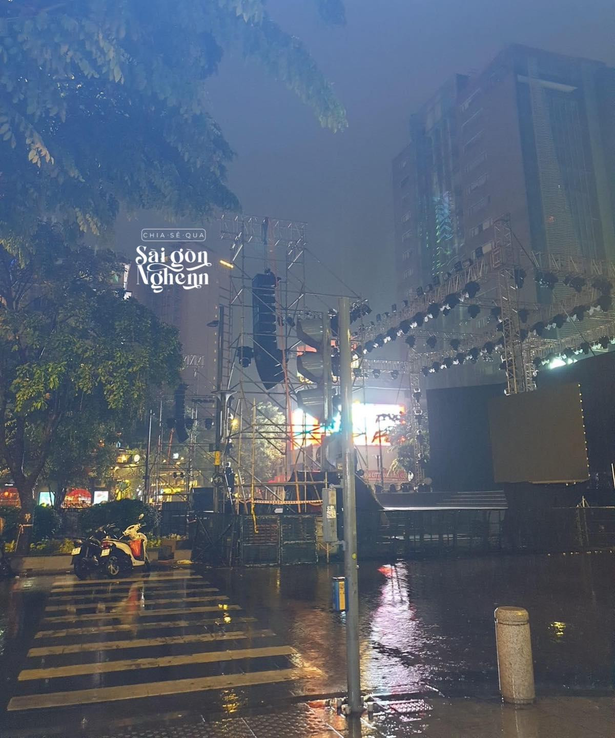 Cơn mưa kéo dài khiến nhiều người tiếc nuối vì phải điều chỉnh kế hoạch đi chơi lễ 2/9. Ảnh: Sài Gòn Nghen. Cơn mưa kéo dài khiến nhiều người tiếc nuối vì phải điều chỉnh kế hoạch đi chơi lễ 2/9. Ảnh: Sài Gòn Nghen.