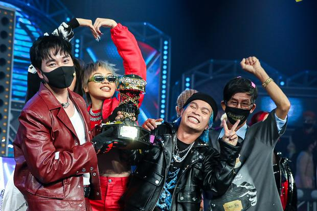 Ngoại trừ bố của Seachains và HLV, những người còn lại hầu như không đeo khẩu trang.