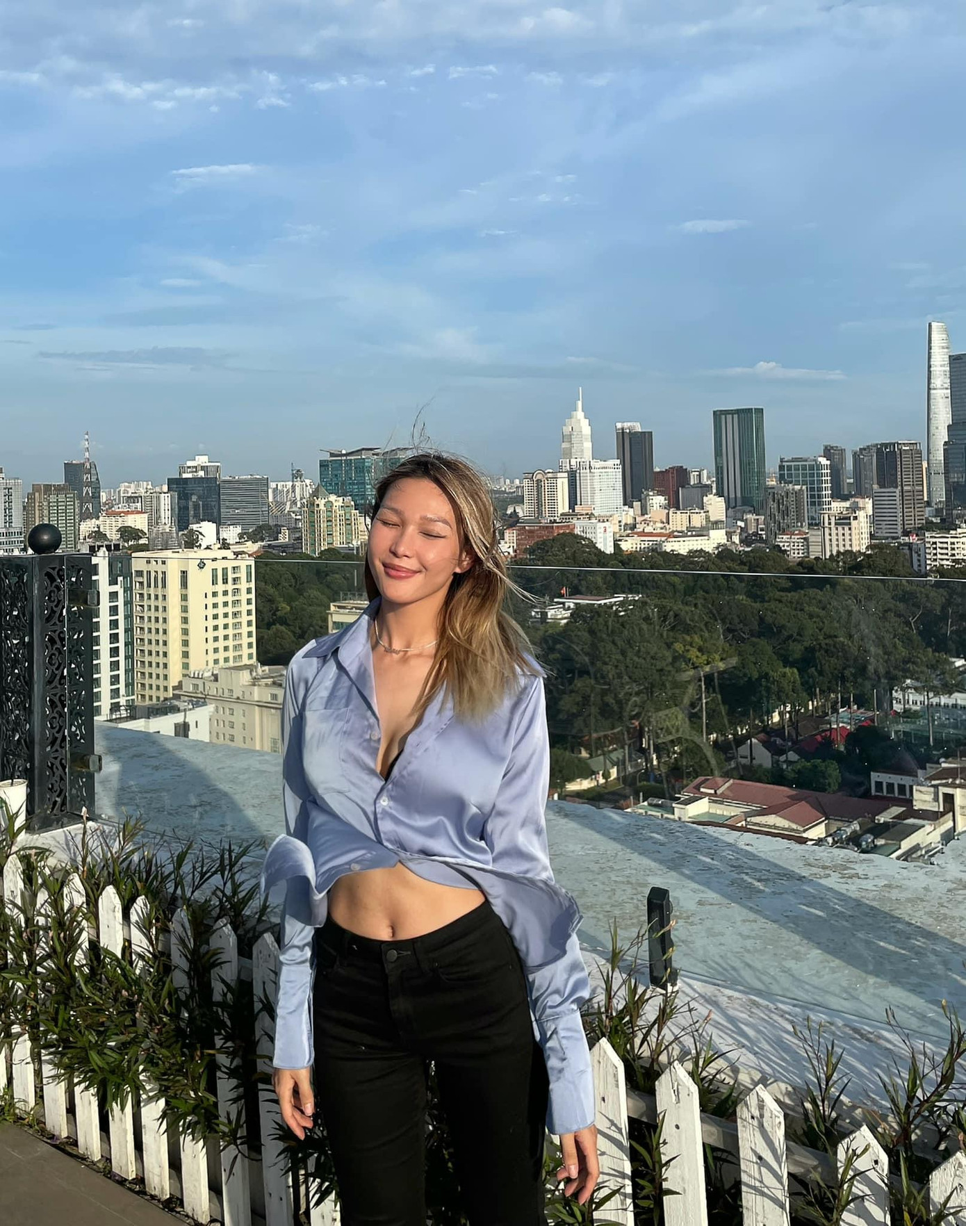 Nếu muốn chụp ảnh với nắng, hãy chọn lúc 3h chiều vì đây là giờ nắng đẹp mà không làm Gen Z bị cháy nắng!