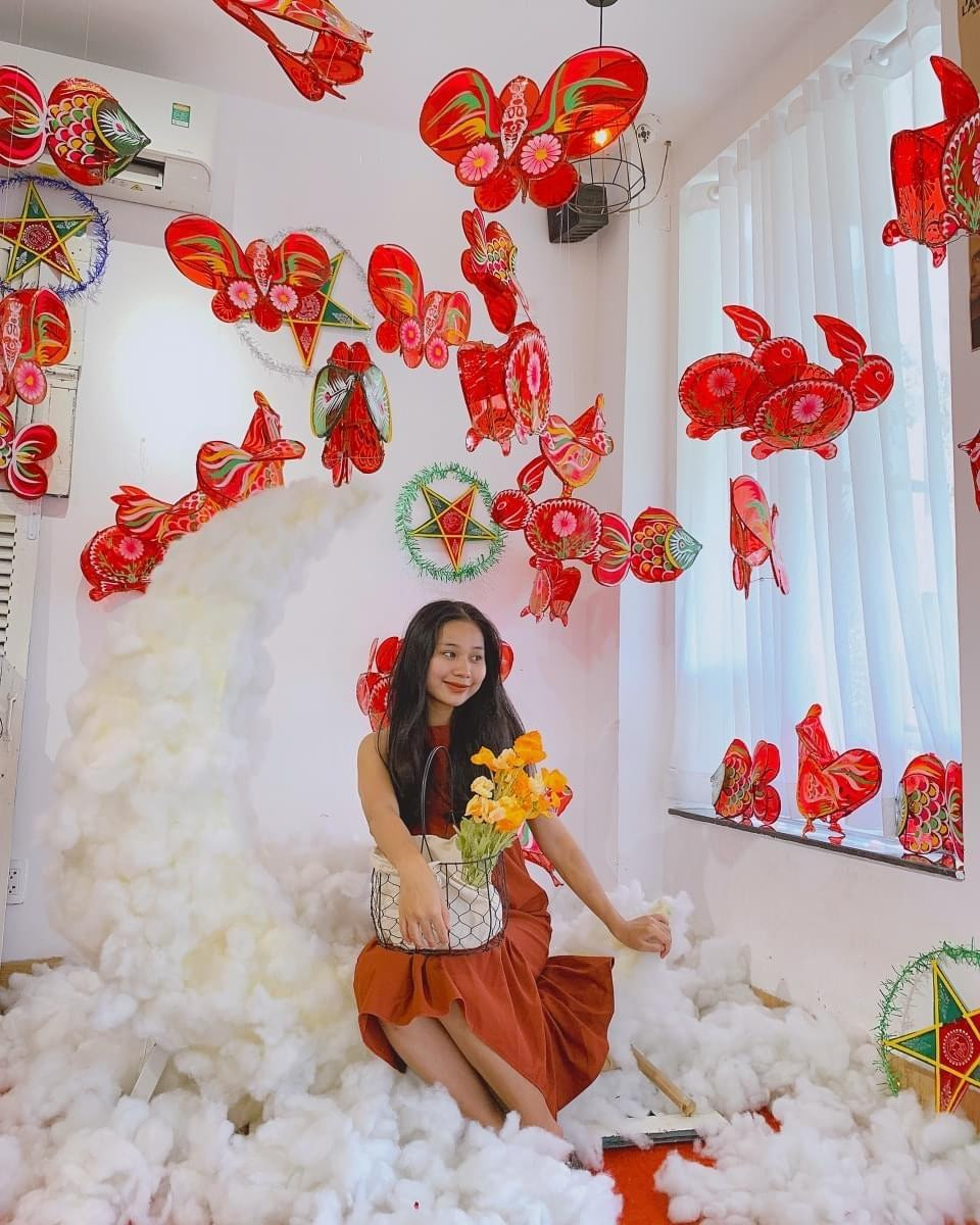 Đừng quên check-in trên cung trăng với những chiếc lồng đèn lơ lửng. Ảnh: Review Quán Cafe Sống Ảo TP.HCM.