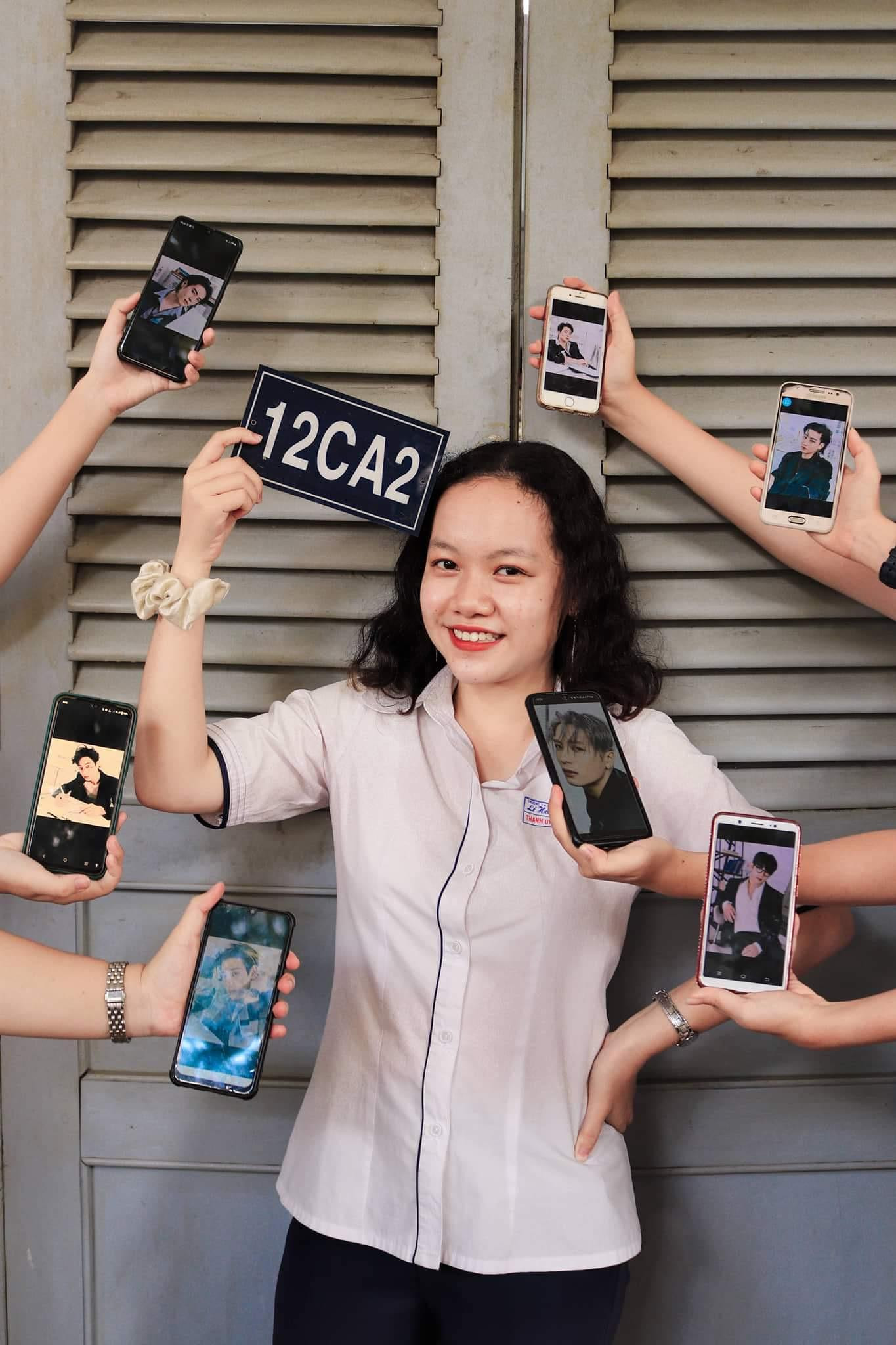 Thanh Uyên chia sẻ rằng những sợi ruy băng giống như một sự động viên, cổ vũ tinh thần cho các bạn khối 12 nói lên những lời muốn bày tỏ, giãi bày tâm tư của mình. Ảnh: NVCC Thanh Uyên chia sẻ rằng những sợi ruy băng giống như một sự động viên, cổ vũ tinh thần cho các bạn khối 12 nói lên những lời muốn bày tỏ, giãi bày tâm tư của mình. Ảnh: NVCC