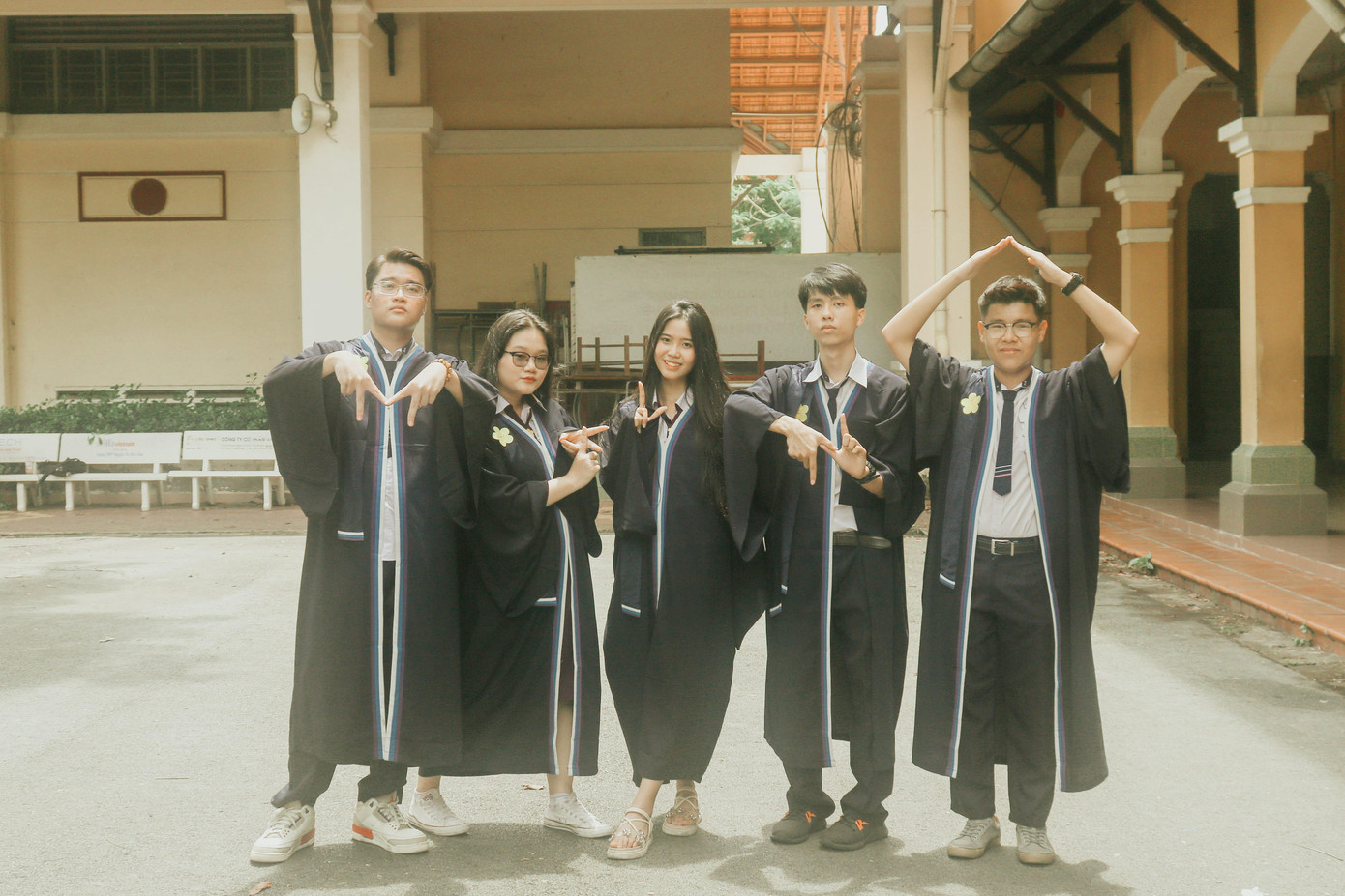 Nam Bảo (thứ hai, từ phải qua) chia sẻ, nhìn những ruy băng mà mọi người đã trao cho mình, mình lại thấy thương và nhớ mọi người hơn. Ảnh: NVCC Nam Bảo (thứ hai, từ phải qua) chia sẻ, nhìn những ruy băng mà mọi người đã trao cho mình, mình lại thấy thương và nhớ mọi người hơn. Ảnh: NVCC