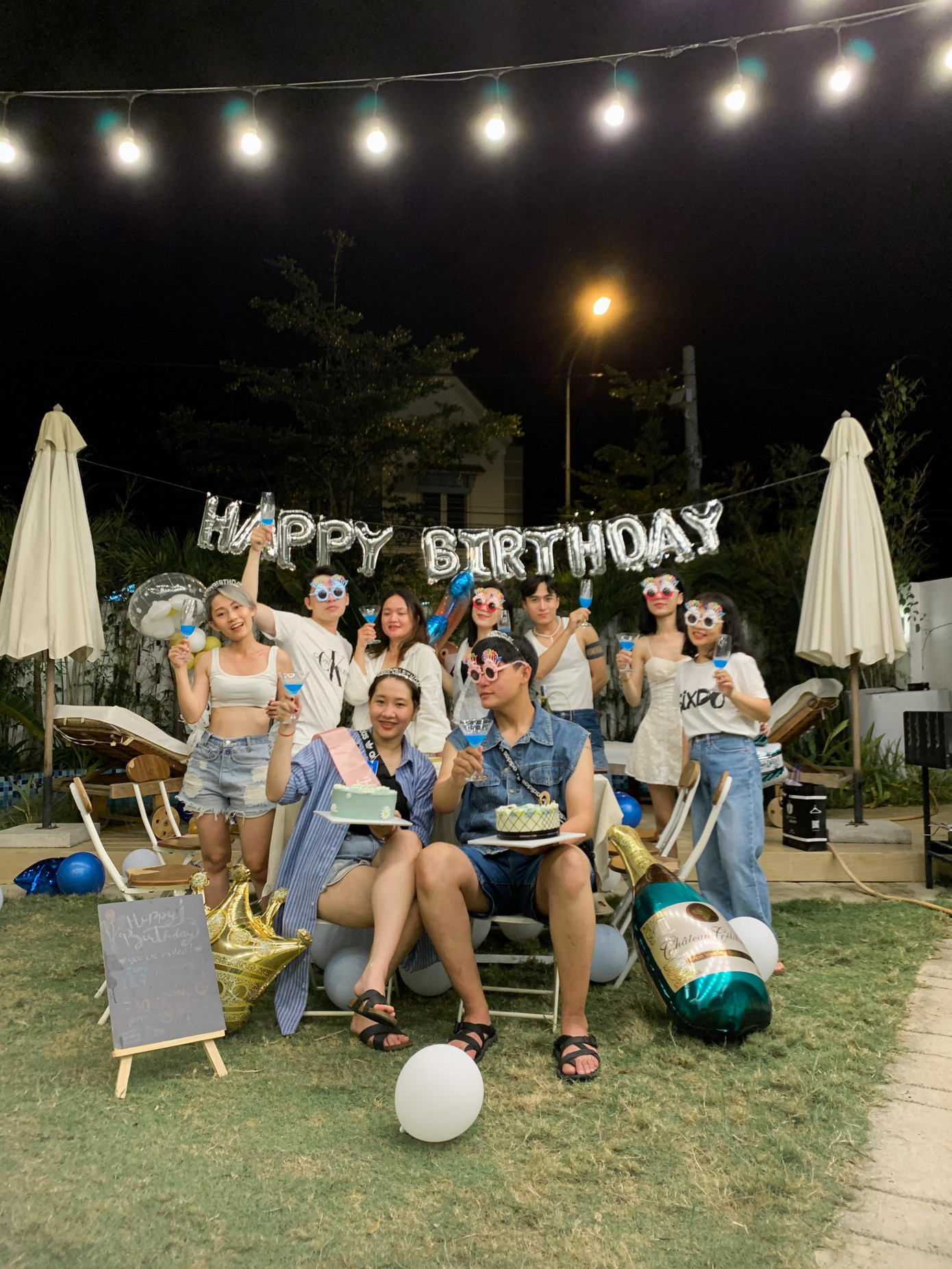 Cả nhóm đã tổ chức sinh nhật cho hai người bạn có sinh nhật trong tháng 6 trong chuyến đi lần này. Ảnh: NVCC Cả nhóm đã tổ chức sinh nhật cho hai người bạn có sinh nhật trong tháng 6 trong chuyến đi lần này. Ảnh: NVCC