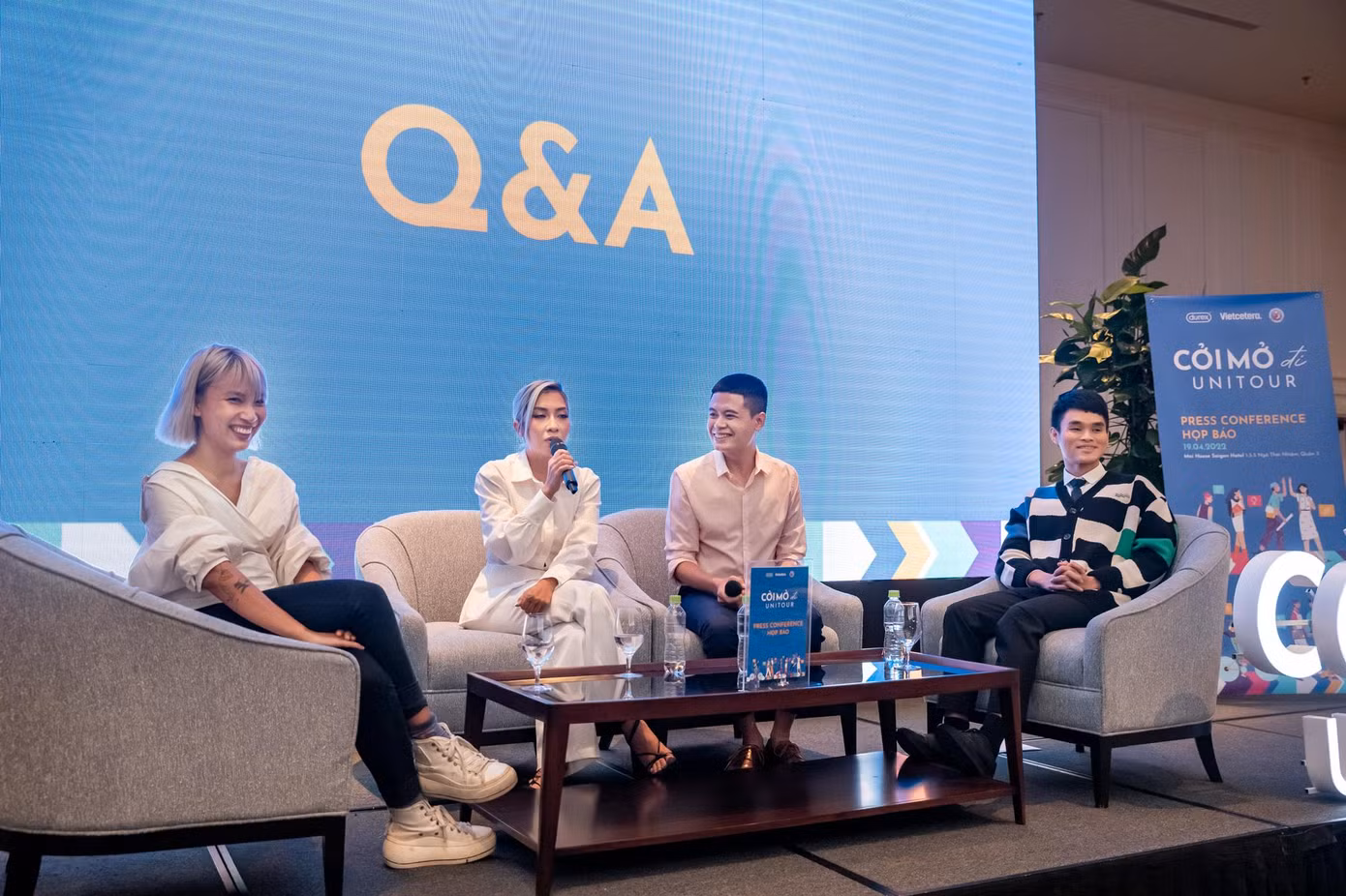 Bộ ba host "mãi mận" của podcast hứa hẹn sẽ mang đến loạt nội dung khiến Gen phải "bật chế độ bay lên". Bộ ba host "mãi mận" của podcast hứa hẹn sẽ mang đến loạt nội dung khiến Gen phải "bật chế độ bay lên".