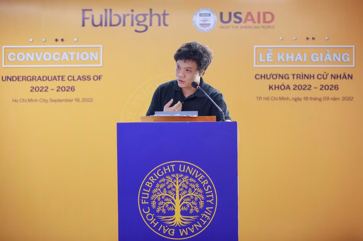 Khách mời Đinh Đức Hoàng phát biểu trong Lễ khai giảng khóa 2022 - 2026 của trường ĐH Fulbright Việt Nam. Ảnh: Bùi Văn/ Báo Thanh Niên