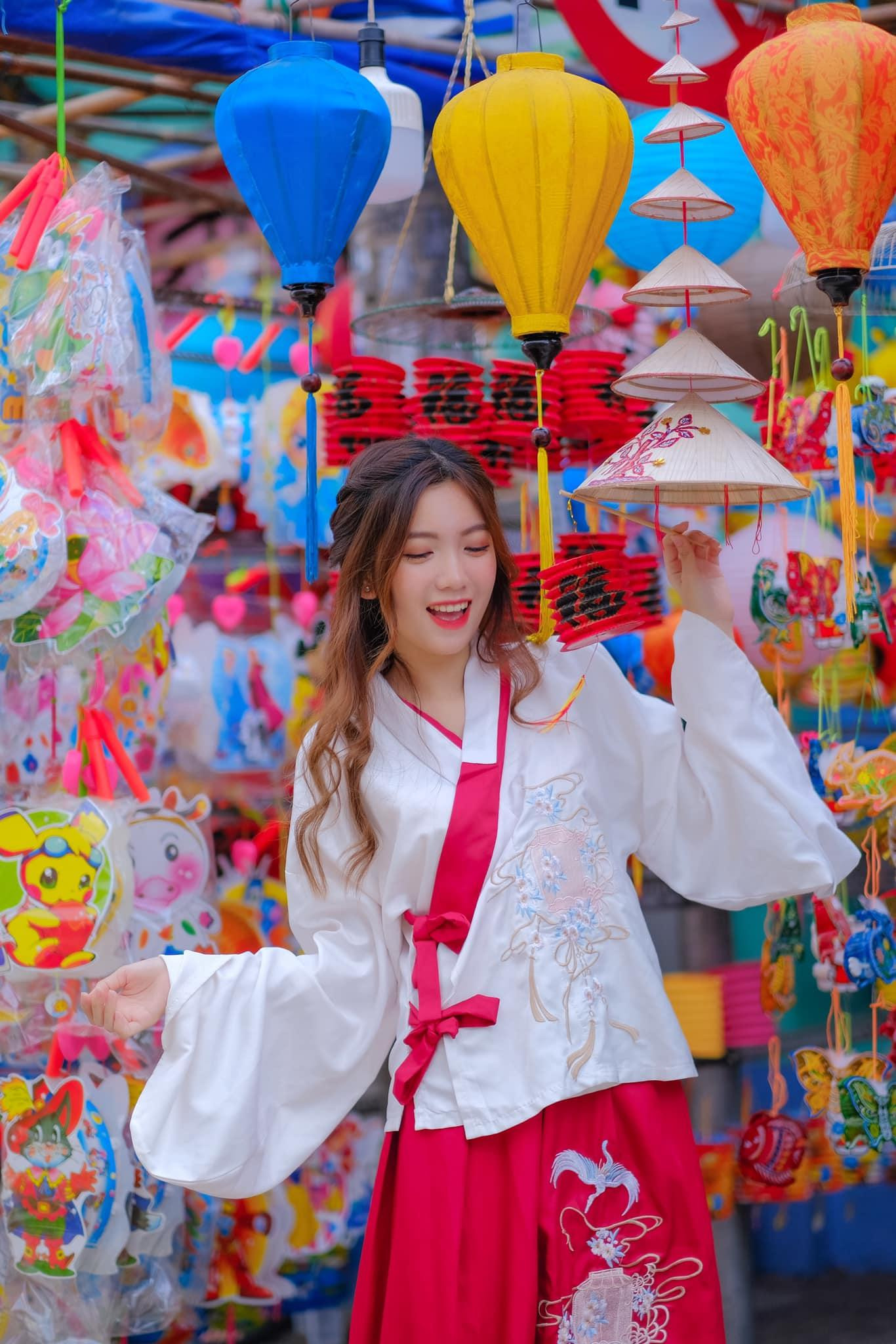 Phố lồng đèn với những bức ảnh check-in siêu "xịn xò". Ảnh: Phan Tuấn