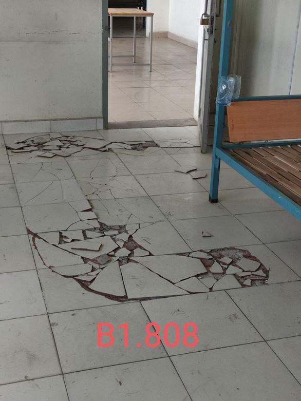 Sàn nhà bị vỡ, ảnh hưởng đến việc mở cửa lại cho sinh viên vào ở sau kỳ nghỉ Tết Nguyên đán. Ảnh: Công Tường Sàn nhà bị vỡ, ảnh hưởng đến việc mở cửa lại cho sinh viên vào ở sau kỳ nghỉ Tết Nguyên đán. Ảnh: Công Tường
