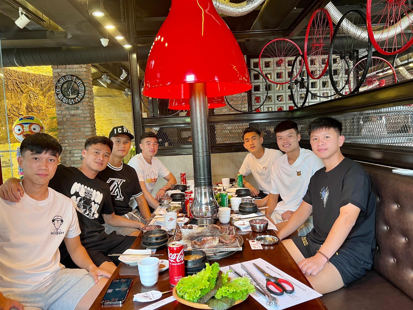 Hình ảnh đời thường bình dị của Văn Chuẩn cùng đồng đội. Ảnh: FBNV Hình ảnh đời thường bình dị của Văn Chuẩn cùng đồng đội. Ảnh: FBNV