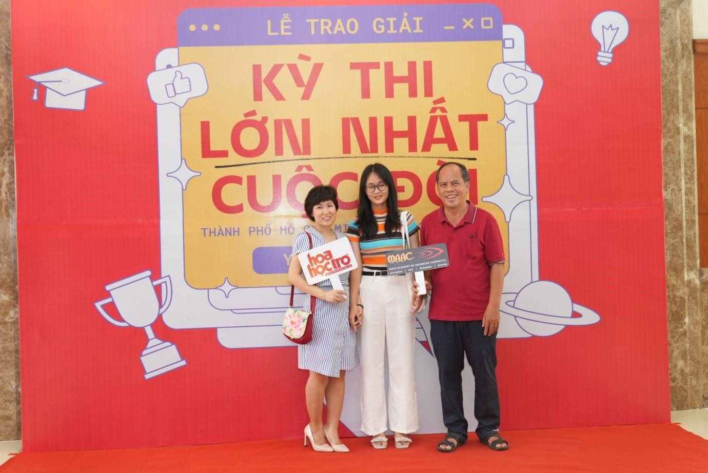 Teen tranh thủ check-in cùng ba mẹ.