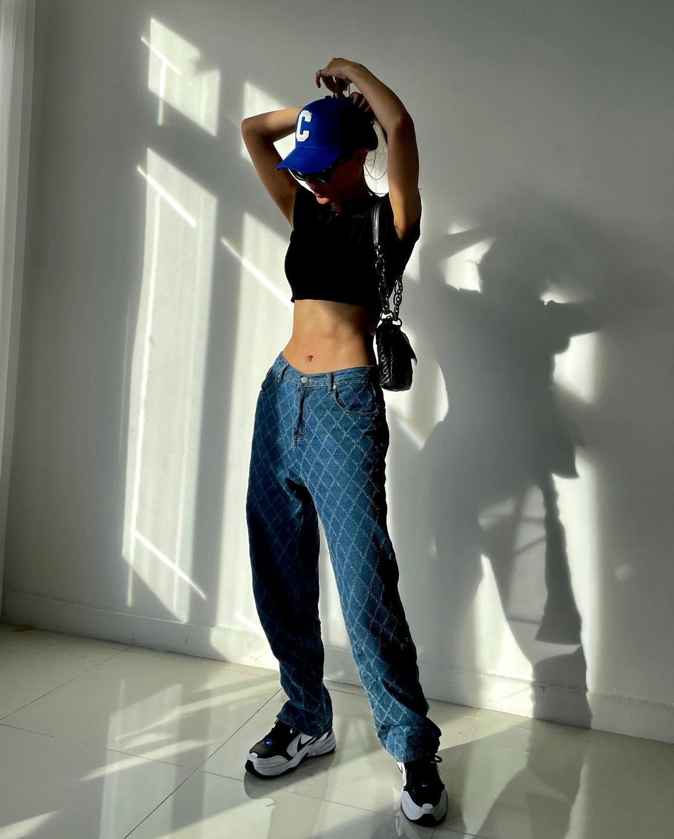 Ánh sáng xiên - background tối màu chính là công thức tạo nên những bức ảnh "hết nước chấm" của Diệp Linh Châu.