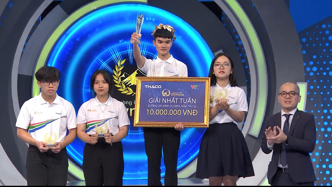 Quán quân tuần gọi tên Phan Thành Đạt với 185 điểm. Nguồn: Fanpage Đường Lên Đỉnh Olympia. Quán quân tuần gọi tên Phan Thành Đạt với 185 điểm. Nguồn: Fanpage Đường Lên Đỉnh Olympia.