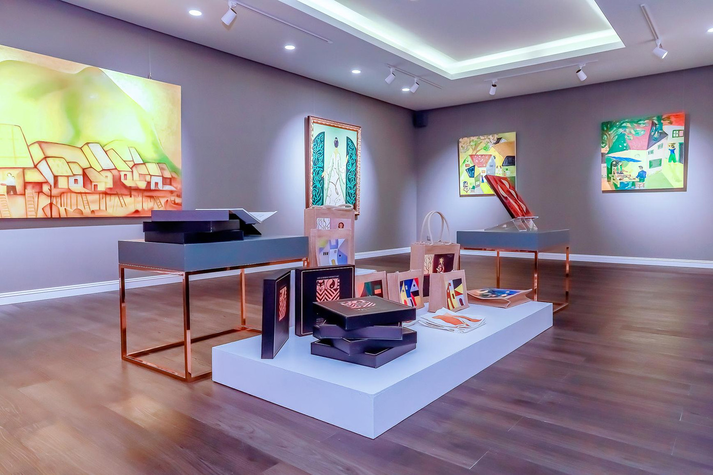 Không gian trưng bày tối giản tạo không gian suy tư cho người xem. Không gian trưng bày tối giản tạo không gian suy tư cho người xem.