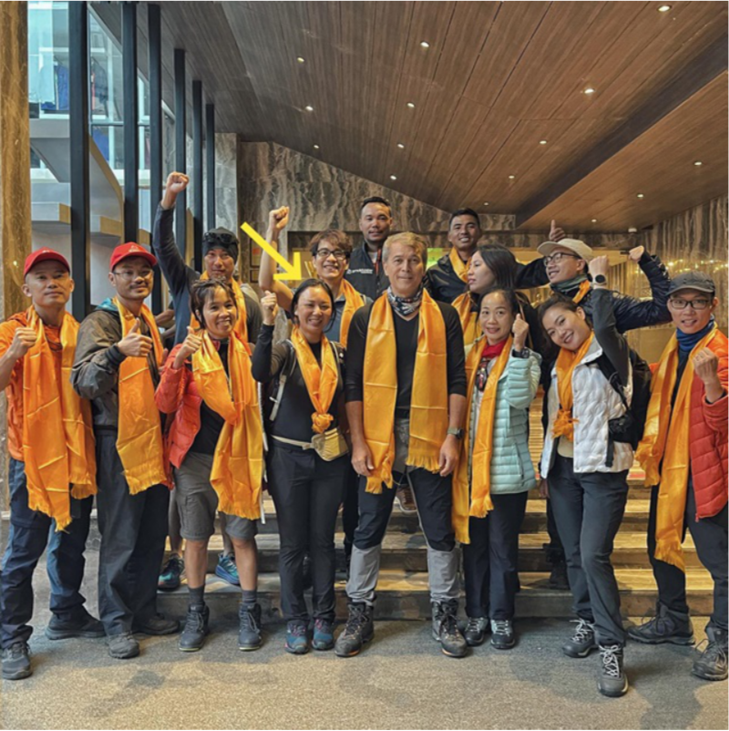 Chị Thanh Nhã (thứ thư từ trái sang) trong đoàn leo núi. Ảnh: Seven Summit Treks Pvt. Ltd. Chị Thanh Nhã (thứ thư từ trái sang) trong đoàn leo núi. Ảnh: Seven Summit Treks Pvt. Ltd.