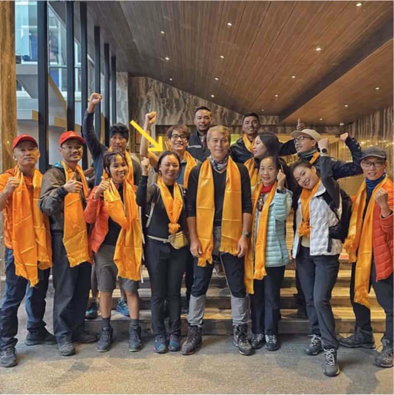 Chị Thanh Nhã (thứ thư từ trái sang) trong đoàn leo núi. Ảnh: Seven Summit Treks Pvt. Ltd.