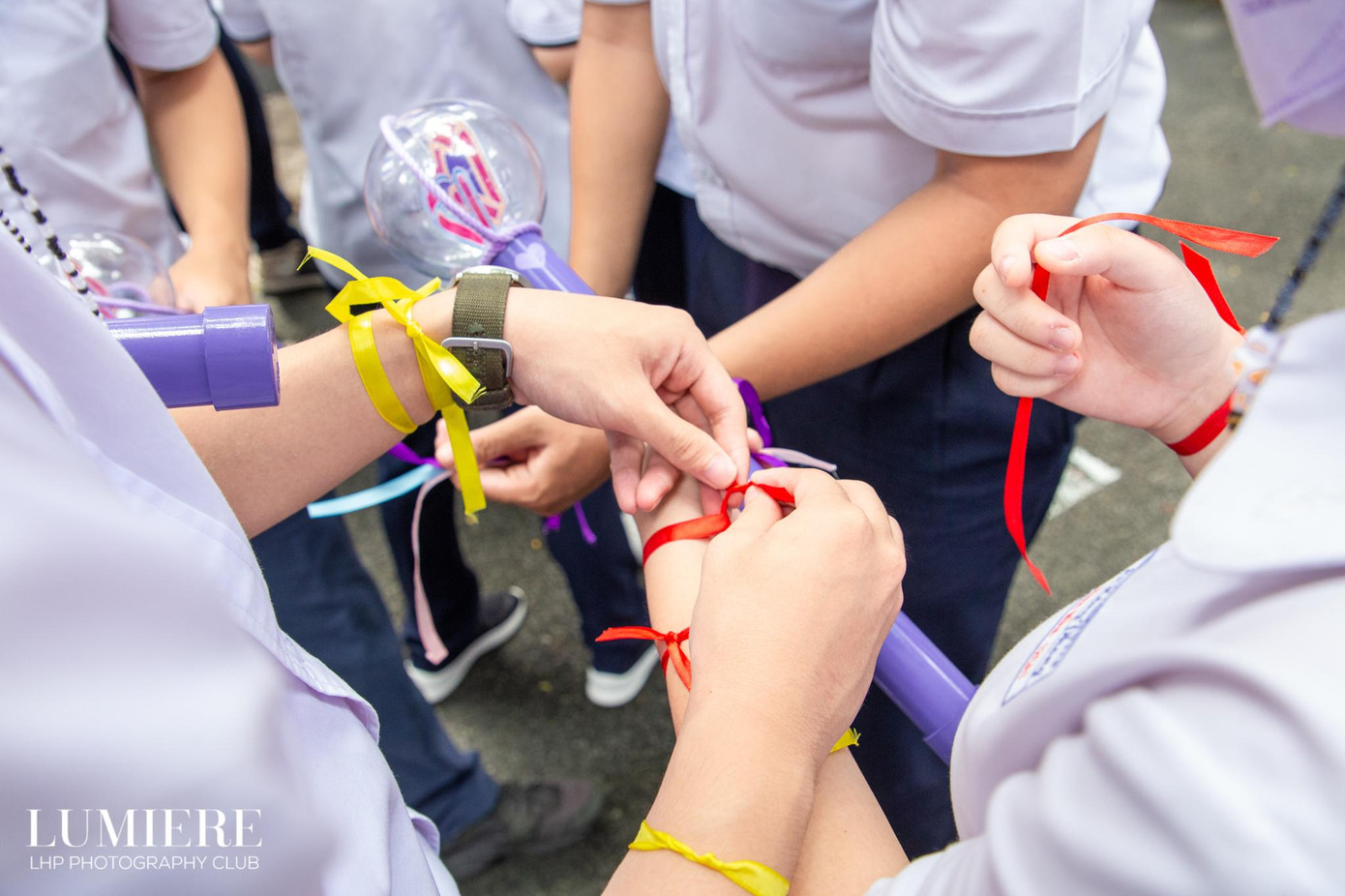 Những sợi ruy băng giống như một sự động viên, cổ vũ tinh thần cho các bạn khối 12 gom đủ can đảm nói lên những lời muốn bày tỏ nhưng lại không thể thốt ra thành lời. Những sợi ruy băng giống như một sự động viên, cổ vũ tinh thần cho các bạn khối 12 gom đủ can đảm nói lên những lời muốn bày tỏ nhưng lại không thể thốt ra thành lời.