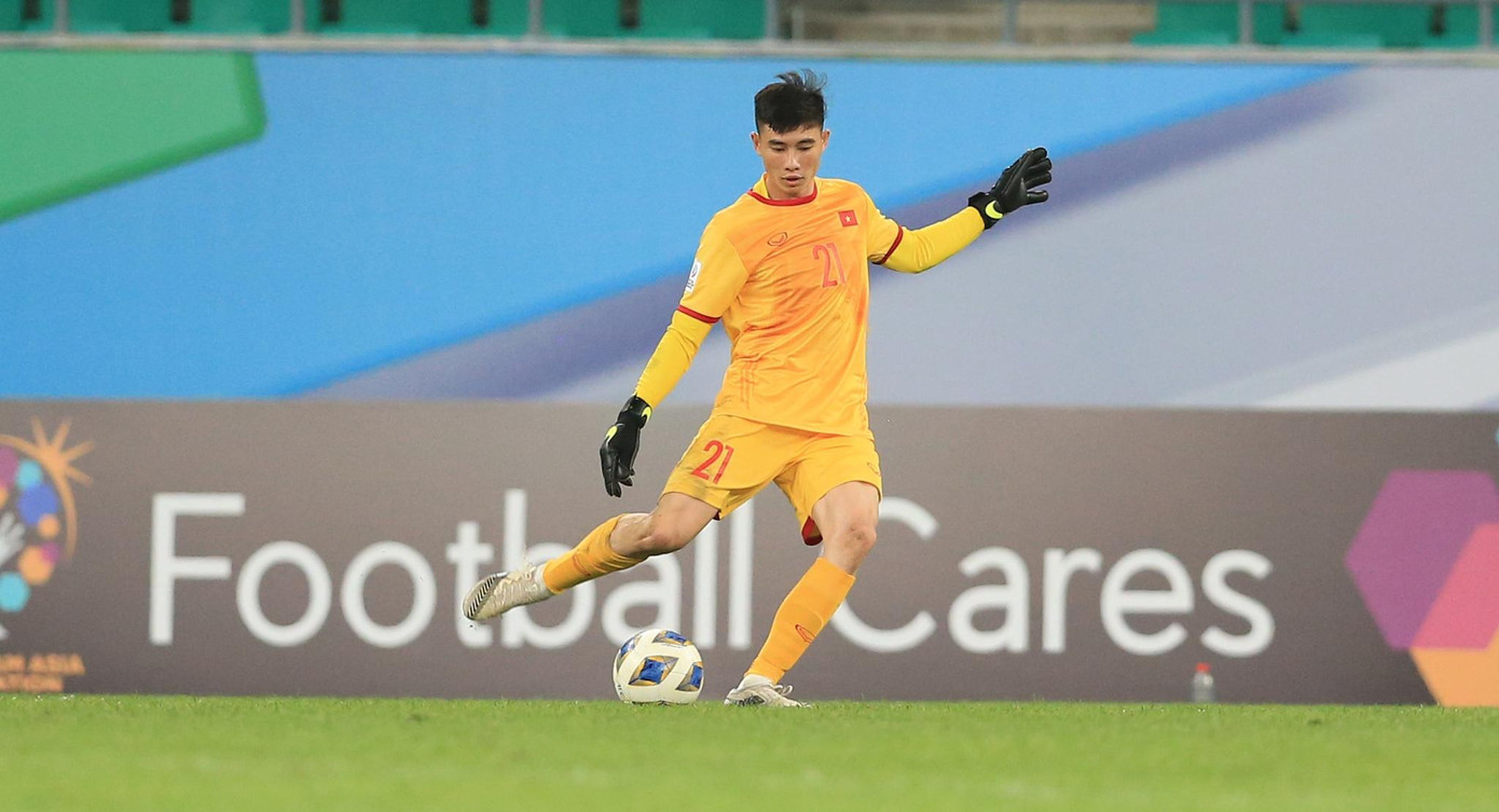 Quan Văn Chuẩn đánh dấu bước phát triển vượt bậc khi góp phần giúp đội bóng giành quyền lên chơi ở giải hạng Nhất. Ảnh: Văn Thắng Quan Văn Chuẩn đánh dấu bước phát triển vượt bậc khi góp phần giúp đội bóng giành quyền lên chơi ở giải hạng Nhất. Ảnh: Văn Thắng