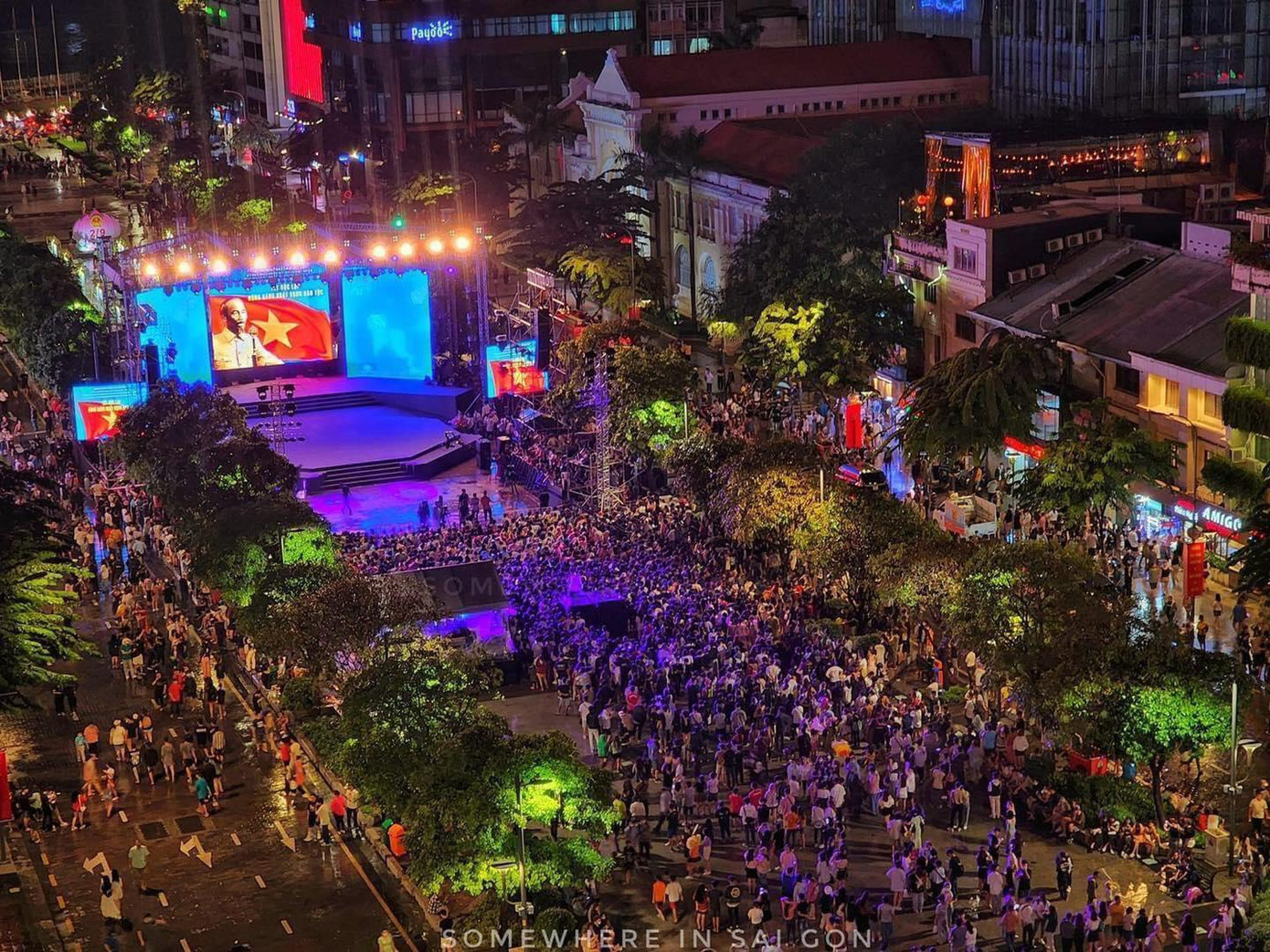 Biểu ngữ chào mừng Quốc Khánh 2/9 phủ sáng trung tâm thành phố. Ảnh: Somewhere in Saigon. Biểu ngữ chào mừng Quốc Khánh 2/9 phủ sáng trung tâm thành phố. Ảnh: Somewhere in Saigon.
