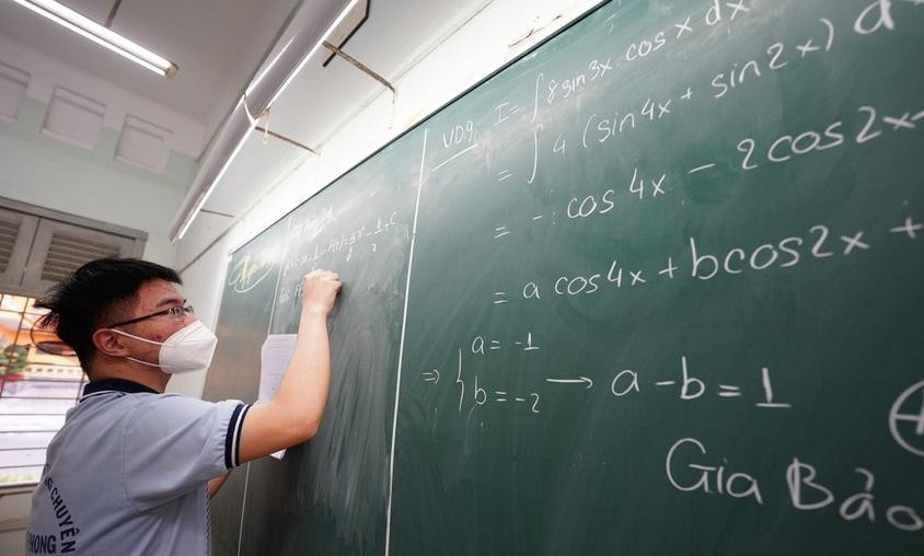 Cảm giác được lên bảng giải bài cũng khiến teen vừa mừng, vừa lo. Ảnh: Chí Hùng Cảm giác được lên bảng giải bài cũng khiến teen vừa mừng, vừa lo. Ảnh: Chí Hùng