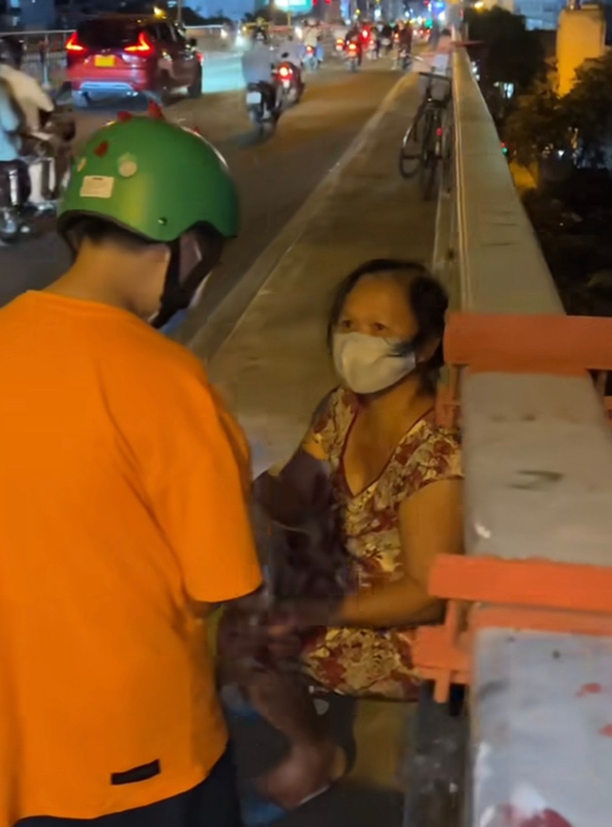 Cả hai cùng với nhóm bạn xuất hiện trong trang phục giản dị, len lỏi vào khắp các cung đường của thành phố để tặng quà cho những mảnh đời khó khăn vào dịp Tết Trung Thu. Cả hai cùng với nhóm bạn xuất hiện trong trang phục giản dị, len lỏi vào khắp các cung đường của thành phố để tặng quà cho những mảnh đời khó khăn vào dịp Tết Trung Thu.