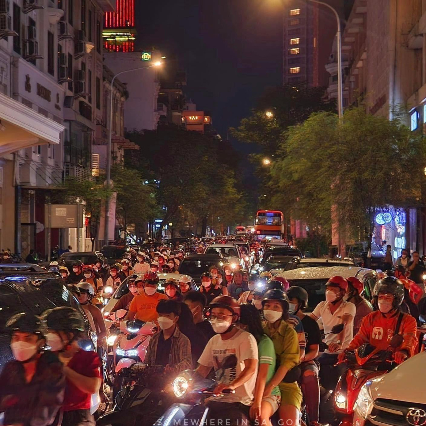 Sau cơn mưa, người dân ở TP.HCM tiếp tục đổ về khu vực trung tâm thành phố để đón chào ngày lễ lớn của đất nước. Ảnh: Somewhere in Saigon. Sau cơn mưa, người dân ở TP.HCM tiếp tục đổ về khu vực trung tâm thành phố để đón chào ngày lễ lớn của đất nước. Ảnh: Somewhere in Saigon.