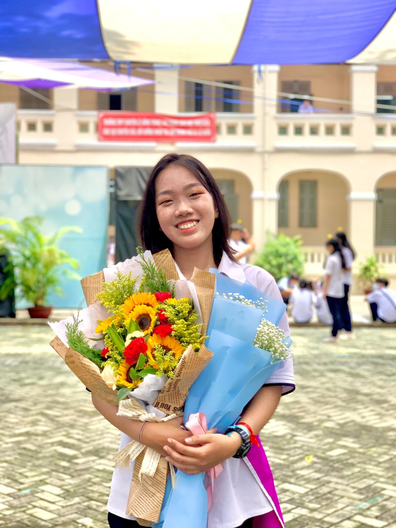 Cùng một lúc "đa nhiệm" nhiều nhiệm vụ như ôn thi cuối kỳ, ôn thi tốt nghiệp THPT Quốc gia,... nhưng Nguyên Anh và các bạn vẫn hết mình để hoàn thành bài flashmob tốt nhất. Ảnh: NVCC Cùng một lúc "đa nhiệm" nhiều nhiệm vụ như ôn thi cuối kỳ, ôn thi tốt nghiệp THPT Quốc gia,... nhưng Nguyên Anh và các bạn vẫn hết mình để hoàn thành bài flashmob tốt nhất. Ảnh: NVCC