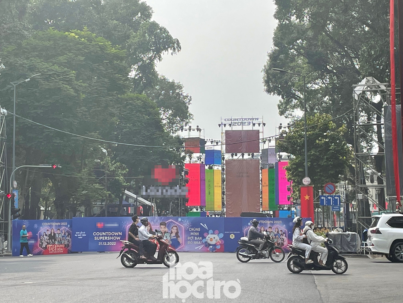 Cận cảnh sân khấu tại ngã tư Lê Duẩn - Pasteur. Cận cảnh sân khấu tại ngã tư Lê Duẩn - Pasteur.