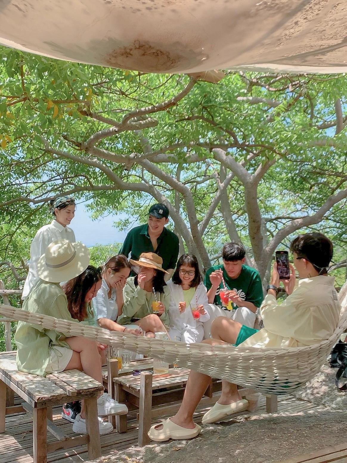 Hẹn nhau để mặc chung dresscode cũng là một trải nghiệm đáng nhớ cho những chuyến đi với bạn bè. Ảnh: NVCC Hẹn nhau để mặc chung dresscode cũng là một trải nghiệm đáng nhớ cho những chuyến đi với bạn bè. Ảnh: NVCC