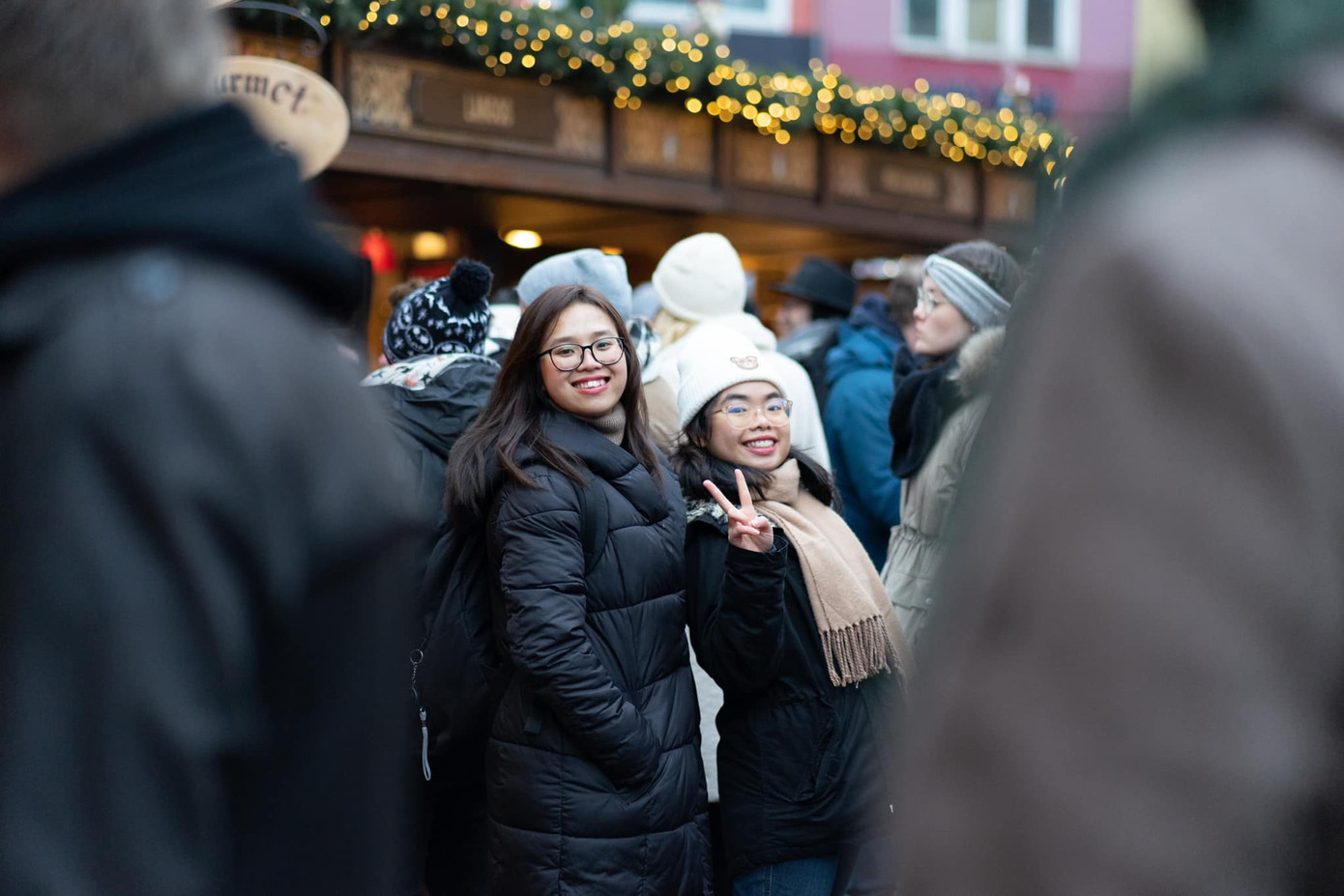 Hương Giang (bên phải) cùng bạn đi chợ Giáng sinh ở Đức. Ảnh: NVCC