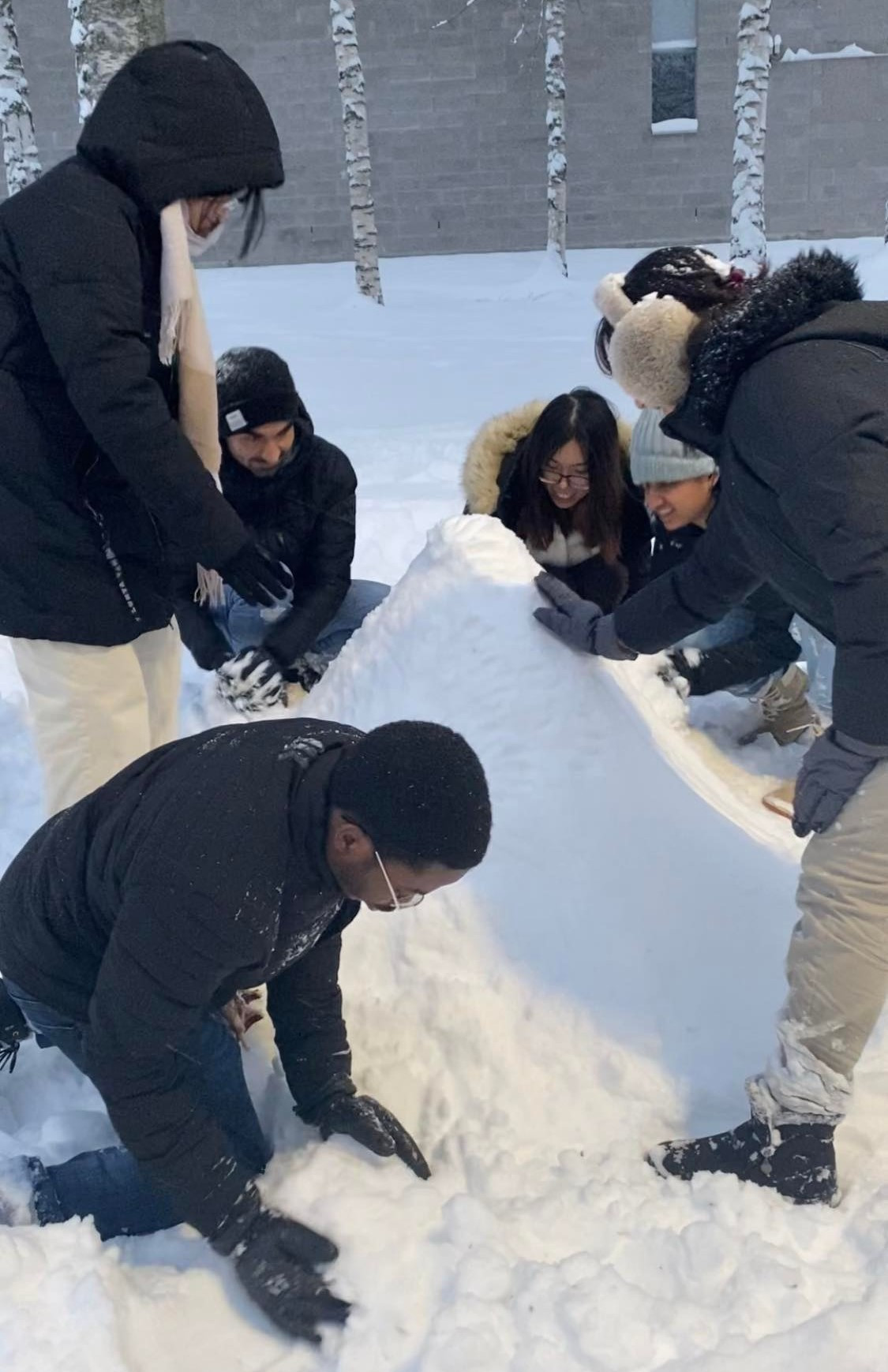 Trà Tú (thứ 3 từ phải qua) và hội bạn đang tận hưởng mùa Đông ở Phần Lan. Ảnh: NVCC