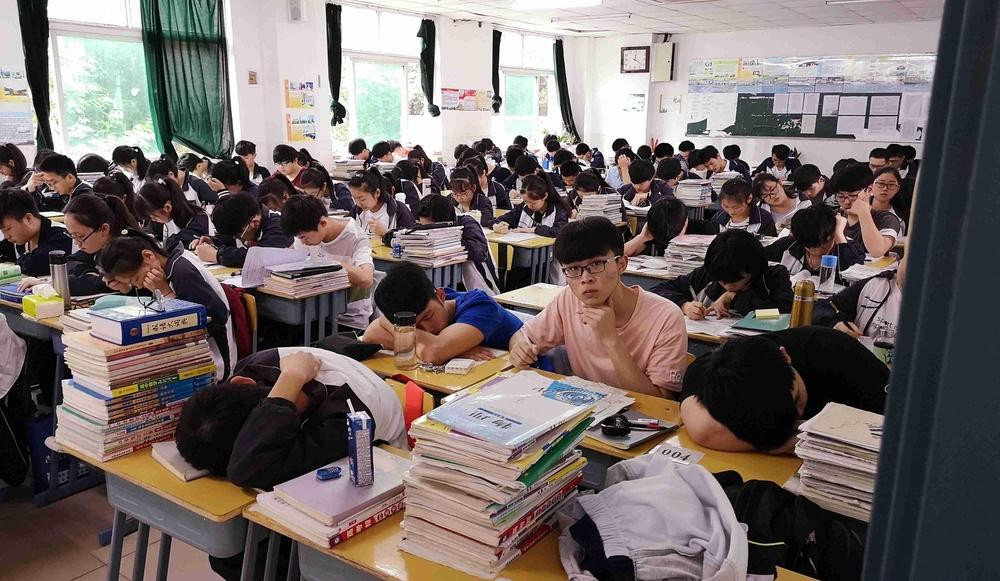 Các sĩ tử Trung Quốc luôn trong tình trạng “áp lực chồng áp lực” khi phải giải đề mỗi ngày để chuẩn bị cho kỳ thi quan trọng này. Ảnh: Weibo.